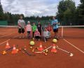 Bild: TC Waldershof/exb
Viel gelernt haben die Kinder beim Ferienprogrammangebot des TC Waldershof mit den Trainern Trainer Karel Denk (links) und Claus Combe (rechts im Bild).