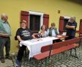 Bild: ubb
Bevor die Dreharbeiten begannen, besprach Hans G. Lauth (Zweiter von links) mit den weiteren Grenzlandschreibern Hans Spörrer, Irmtraud Schicker, Erich Neiser und Walter Pilsak (von links) die Details für die Aufnahmen.