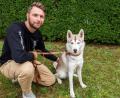 Bild: Pfotenkost.de
Florian Most mit der Hündin eines Stammkunden. Die Husky-Dame Nala liebt das Futter, das der 31-jährige Weidener entwickelt hat.
