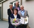 Bild: twg
Der neue Ehrenvorsitzende der ÜWG Neusorg, Karl Lenhard, mit Ehefrau Roswitha. Hinten links Dritte Bürgermeisterin Erni Bühl und Gemeinderat Udo Wegmann, beide ÜWG.