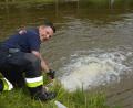 Bild: jr
Kommandant Stefan Kreuzer koordinierte den Großeinsatz am Wochenende. Hier lässt er gerade die letzten Liter Wasser in den Badeweiher ein.