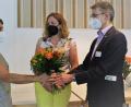 Bild: Dagmar Williamson
Chefarzt Dr. Matthias Hipp (rechts) überreichte ein Dankeschön an Künstlerin und Kunsttherapeutin Michaela Peter sowie die Koordinatorin der Integrativen Onkologie, Doris Kölbl (Mitte).