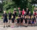 Bild: Alfred Kick/exb
Trainer Alfred Kick (links) hatte zum Ferienbeginn für die jungen Leichtathleten verschiedene Spiele vorbereitet. Die Fairtrade-Biobaumwoll-T-Shirts hatte die Stadt Kemnath gesponsert.