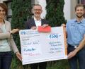 Bild: Pfarrgemeinderat Waldsassen/exb
Bei der Übergabe des symbolischen Spendenschecks vorm Pfarrhof am Basilikaplatz Waldsassen, von links Zweite Pfarrgemeinderatssprecherin Sabine Ernstberger, Stadtpfarrer Dr. Thomas Vogl und Pfarrgemeinderatssprecher Andreas Grillmeier.