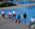 Bild: flm
Zum Pressefoto haben sich die Verantwortlichen von Wasserwacht und Jugendrotkreuz im Mitterteicher Freibad versammelt. Von links: Harald und Stefan Pelz von der Wasserwacht Mitterteich, stellvertretender Kreisgeschäftsführer Sven Lehner, Bruno Kraus vom JRK-Kreisausschuss, stellvertretende Leiterin der Jugendarbeit Birgit Schneider und Kreiswasserwachtsleiter Thomas Mauersberger.