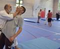 Bild: dob
Lehrreiche Handgriffe erlernten die Mittelschüler unter anderem von Josef Pflaum (links) vom TV-Dojo Vohenstrauß. Diese Kooperation lohnte sich für die Schüler in jedem Fall.