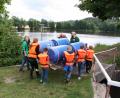 Bild: bjp
Gemeinsam bugsieren Erzieher und Kinder das Floß vom Dorfplatz zum gleich nebenan gelegenen Heindlweiher: Spielerisches Sozialkompetenztraining im Team steht bei den "Lerning Campus"-Ferienfreizeiten als Lernziel an oberster Stelle.