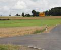 Bild: frd
Links der Verbindungsstraße zwischen dem Oberviechtacher Stadtteil Hof (rechts im Hintergrund) zum Gewerbegebiet West soll ein zehn Hektar großer Solarpark entstehen. Die Anwohner wehren sich.