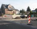 Bild: wro
Die Ortsmitte in Fuchsmühl ist wegen der Sanierung des Mehrzweckplatzes Ost derzeit eine Baustelle. Eingebunden in den ersten Bauabschnitt war auch der Plan, dort die Bushaltestelle einzubinden. Die Idee wird jetzt doch nicht realisiert.