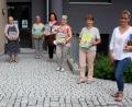 Bild: wro
Das Treffen fand in und vor der Gemeindebücherei statt. Im Bild (von links) Bürgermeister Toni Dutz und Abgeordneter Albert Rupprecht zusammen mit dem Büchereiteam: Edeltraud Konz, Büchereileiterin Anette Philipp, Margot Konz, Doris Ulmer, Waltraud Weber und Anita Weber-Tretter.