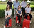 Bild: du
Bundestagsabgeordneter Uli Grötsch (hinten, rechts) gratulierte der SPD-Führungsmannschaft zur Wiederwahl und zur hervorragenden Arbeit vor Ort.