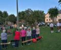 Bild: Petra Fischer/exb
Pfarrer Konrad Amschl segnete den neuen Spielplatz in Naab.