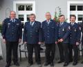 Bild: bnr
Drei Jahrzehnte führte Albert Schober (Dritter von links) als Kommandanten die Feuerwehr Atzenhof. Als sein Stellvertreter stand ihm 18 Jahre lang Rudolf Lehner (Zweiter von links) zur Seite. Beide wurden abgelöst vom ersten Kommandanten Georg Hammer (Dritter von rechts) und zweiten Kommandanten Helmut Viehbacher (Zweiter von rechts). Zur Wahl gratulierten Kreisbrandmeister Helmut Schatz und Bürgermeister Martin Schwandner.
