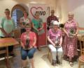 Bild: exb
Die Vorsitzende der AWO, Petra Schmidt, gratuliert den Jubilaren .