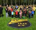 Bild: jr
Gute Laune herrschte auf dem Fußballgelände des SV Steinmühle. 19 Kinder kamen zum Schnuppertraining im Rahmen des Ferienprogramms. Im Mittelpunkt des gut einstündigen Trainings stand der Ball und vor allem der Spaß, so Jugendleiter Christian Hecht (links).