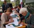 Bild: fphs
Jung und Alt bei der Juku-Aktion „Kunst als Fremdsprache“ in Marktredwitz.