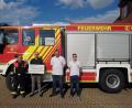 Bild: Feuerwehr Kirchenthumbach/exb
Feuerwehr Kommandant Torsten Goss (links) und BRK-Bereitschaftsleiter Christian Lenk (Zweiter von rechts) und Kevin Goss (rechts) bedanken sich bei Frank Landgraf (Zweiter von links) für die Spende.