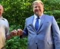 Bild: Nadja Jarosch/exb
Bürgermeister Stefan Braun (links) gratuliert Paul Weigl zum 80. Geburtstag.