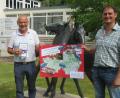 Bild: exb
Behördenleiter Wolfgang Wenisch (links) und Personalratsmitglied Robert Müller (rechts) verabschiedeten Manfred Zintl in den Ruhestand.