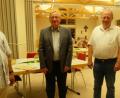 Bild: ohr
Pfarrer Heinrich Rosner (links) und Dekanatsmusiker Michael Koch (Zweiter von rechts) würdigten bei einer Feier im Pfarrheim Stulln den Idealismus und die Liebe von Heinz Prokisch (Zweiter von links) zur Kirchenmusik. Roland Lebrecht (rechts) tritt in die Fußstapfen Prokischs.