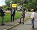 Bild: sei
Felix Steghöfer (rechts) und Tobias Bäumler (links) besprachen mit MdL Stephan Oetzinger (Zweiter von rechts) und Bürgermeister Richard Kammerer (Zweiter von links) das weitere Vorgehen in Sachen Erneuerung Haidenaabbrücke.
