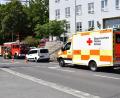 Bild: szl
Ein großes Aufgebot an Einsatzkräften gab es bei einem Verkehrsunfall an der Mühlbühlstraße beim BRK-Seniorenzentrum. Eine Fahrradfahrerin wurde unter einem Auto eingeklemmt.