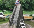 Bild: Helmut Schuster/exb 
Pünktlich zum 35. Jahrestag des einzigartigen Musikfestivals gegen die WAA in Wackersdorf brachte ein Team um Helmut Schuster den Gedenkstein auf Vordermann.