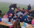 Bild: kro
Beim gemeinsamen Frühstück am Gipfelkreuz durften die Teilnehmer der Wanderung den Sonnenaufgang genießen.