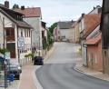 Bild: gf
Etwaige leerstehende Hofstellen beidseitig entlang der B 14 in Gebenbach sollen im Zuge der Innenentwicklung neu genutzt werden, eventuell sogar für Dienstleister, Handwerksbetriebe oder Wohnraum, grundsätzlich aber im Einvernehmen mit den Immobilieneigentümern.