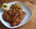 Bild: Michael Schiffer
Wer diese knusprige Köstlichkeit anschneidet, entdeckt schmelzenden Käse und herzhaften Schinken. Zum Cordon Bleu passen Pommes frites oder auch Bratkartoffeln.