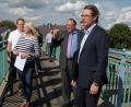 Bild: br
Hoch oben auf dem Fußgängersteg verschaffte sich Bundesverkehrsminister Dr. Andreas Scheuer (rechts) einen Überblick über das Areal des Bahnhofs Kirchenlaibach. Zweiter Bürgermeister Rudi Heier (Dritter von rechts) erläuterte dabei die anstehenden Infrastrukturprojekte. Den Ministerbesuch hatte CSU-Bundestagsabgeordnete Silke Launert (Zweite von links) vermittelt.