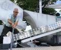 Bild: pmis
Schausteller Robert Nübler baut gerade die Riesen-Schiffschaukel auf.