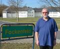 Bild: jr
Pater Benedikt Leitmayr an der Zufahrt zum Haus Fockenfeld. Das Schloss mit der ehemaligen Spätberufenenschule und insgesamt rund 100 Hektar Land ist inzwischen an die Kommunen Mitterteich, Waldsassen, Wiesau und Konnersreuth verkauft.