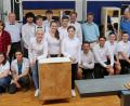 Repro: fsb
Siegerteam und Jury präsentieren das Gewinner-Möbel im Wettbewerb "Teammöbel".