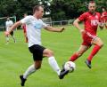 Bild: heh
Der Spielertrainer ist weiter mittendrin: Christian Zettl (rechts, Szene aus der Partie gegen den TSV Waldershof) und die SpVgg Wiesau legten einen Top-Start in der Kreisliga Süd hin.