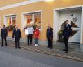 Bild: gi
Rudolf Mitlmeier (mit Urkunde) ist neuer Ehrenvorsitzender der Feuerwehr Etzgersrieth. Kreisbrandmeister Thomas Kleber (links), Ehrenvorsitzender Albert Reitinger (Zweiter von rechts) und Vorsitzender Matthias Balk (rechts) gratulierten mit den Kommandanten und 2. Vorsitzenden.