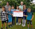 Bild: gi
Statt Gegengeschenke zur Kommunion spendeten sieben Kinder und ihre Familie Geld für die Kinderkrebshilfe in der Region Oberpfalz Nord. Vorsitzender Herbert Putzer (rechts) und Pfarrer Udo Klösel (links) danken dafür.