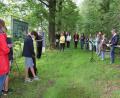 Bild: kro
Ein Großteil der Teilnehmer aus der Diözese Regensburg mit Pater Benedikt Leitmayr an einer Station des Waldbesinnungspfades.