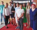 Bild: njn
Abschiede, Gratulationen und neue Kollegen standen zum neuen Schuljahr an der Mittelschule Erbendorf an. Auf dem Bild Lehramtsanwärter Nico Dümmelbeck (von links), Rektorin Sabine Graser, Lehrer Jens Wegmann, Religionslehrerin Dr. Elisabeth Hammer-Butzkamm, Fachoberlehrerin Eva Wildenrother, Lehrerin Irene Knott, Lehramtsanwärterinnen Lena Scharf und Eva-Maria Schäffler, Studienrätin Sybille Schieler und Konrektorin Beate Koch