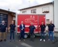 Bild: flm
Die Feuerwehrführung und der Bürgermeister vorm neuen Anhänger der Waldsassener Feuerwehr: (von links) Johannes Fortelny, Kommandant Tobias Tippmann und Vorsitzender Dr. Wolfgang Fortelny sowie Bernd Sommer (mit Glaspokal) und die Stellvertretenden Vorsitzenden René Friedrich und Sebastian Koch.