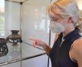 Bild: Kunz
Für Vanessa endet ihre Zeit als Kinderführerin im Internationalen Keramikmuseum. Mit Wehmut betrachtet sie zwei der Objekte, die sie jahrelang den Kindern präsentierte.