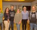 Bild: gud
Vorsitzender Michael Lang (rechts) verabschiedete die Trainer Thomas Ebnet (links) und Tanja Betz (Dritte von rechts). Sein besonderer Dank galt Peter Bauer (Dritter von links) und Susanne Uschold (Zweite von links) für den jahrzehntelangen Einsatz. Lorna Simone Baier (Zweite von rechts) wurde als neue Schiedsrichterin begrüßt.