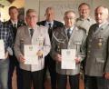 Bild: nbu
Die drei ausgezeichneten Reservisten mit den Ehrengästen: (von links ): Oberstleutnant John Abella, Bertram Gebhard, First Sergeant Stuart Cox, Norbert Bücherl, Alfons Betzl, Gerhard Lindthaler, Bürgermeister Uwe König und Werner Gebhard.