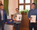 Bild: rgr
Bürgermeister Edgar Knobloch gratulierte Cornelus Wohl und Wiktoria Dyrda zu ihren hervorragenden Schulabschluss und überreichte ihnen die Grafenwöhrer Stadtchronik und VierStädtedreiecksgeld.
