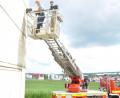 Bild: Karoline Gajeck-Scheuck/exb
Hand in Hand zum Erhalt der einheimischen Tier- und Pflanzenwelt arbeiten der Landesverband für Vogelschutz, die Feuerwehr Amberg sowie die Stadtwerke Amberg –hier beim Aufhängen der Nistkästen an der Trafostation in Eglsee mit (von links) Thilo Wiesent, Florian und Norbert Bachfischer.
