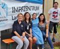 Bild: Thomas Dobler
Das Schwandorfer Impfteam des ersten Tages der Tournee besteht aus Dr. Moritz Maenner (rechts), sowie Gerda Winkler, Diana Simbeck, Tina Langer-Sorgenfrei und Sabrina Beer (von links).