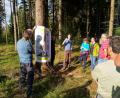 Bild: jzk
Interessiert verfolgten die Waldbesitzer die Borkenkäferschulung in einem vom Borkenkäfer befallenen Waldstück.