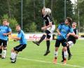 Bild: gb
Drittes Heimspiel, dritte Niederlage: Der FC Tirschenreuth (blaue
Trikots) unterlag am Donnerstag Spitzenreiter VfR Katschenreuth mit 0:3.
Hier kommt Gästespieler Pascal Kolb vor Silvan Wimmer zum Kopfball.