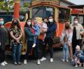Bild: jr
Eine Fahrt mit der Bimmelbahn erlebten die Kinder des Kinderhauses „Purzelbaum“, als sie jetzt vom ehemaligen Standort der Krippe in der Bahnhofstraße zur neuen Einrichtung der Lebenshilfe umgesiedelt wurden.