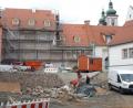 Bild: pz
Schon weit fortgeschritten ist der Bau der Natursteinmauer, die die künftige Parkfläche am neuen Cäcilienplatz im Mühlenviertel begrenzt. Im Hintergrund die Rückseite des Anwesens Brauhausstraße 2.